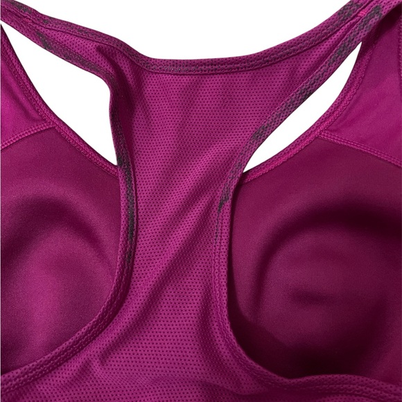 Nike dri-fit, women's medium sports shirt with built in bra - Picture 3 of 3